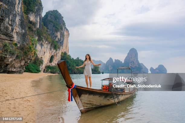 mujer alegre caminando en un taxi tailandés - ao nang fotografías e imágenes de stock