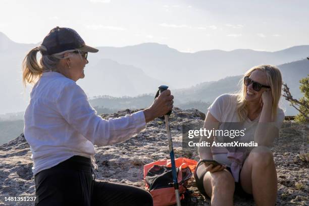 年配の女性ハイカーは遠くの山の上の頂上の視点でリラックス - provence alpes cote dazur ストックフォトと画像