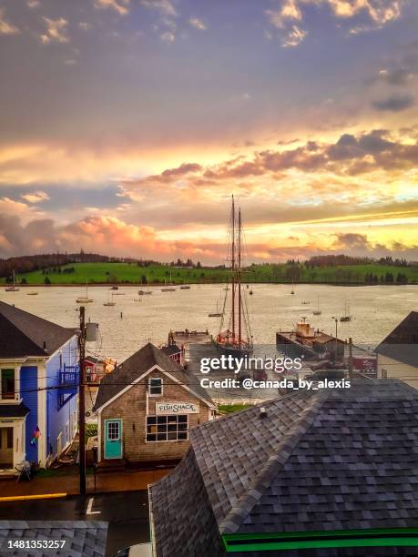 coucher de soleil dans le port de lunenburg - lunenburg-nova-scotia photos et images de collection
