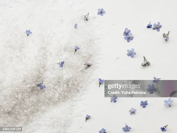 cosmetic bath salt with flowers and herbs scattered on a white background - 鎂 個照片及圖片檔