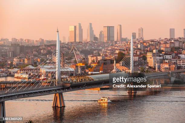 golden horn bridge at sunset, istanbul, turkey - bosporus bucht goldenes horn istanbul stock-fotos und bilder