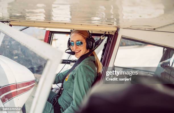 portrait d’une femme pilote - aviation-générale photos et images de collection