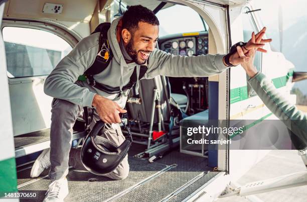 friends preparing for skydiving - black-woman-skydiving stock pictures, royalty-free photos & images