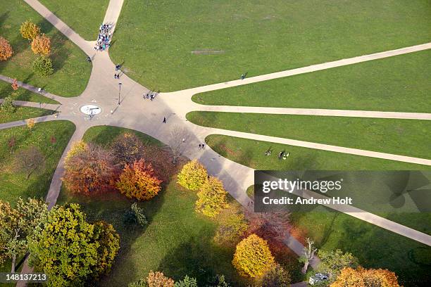 autumn paths in hyde park, aerial view - hyde park london fotografías e imágenes de stock