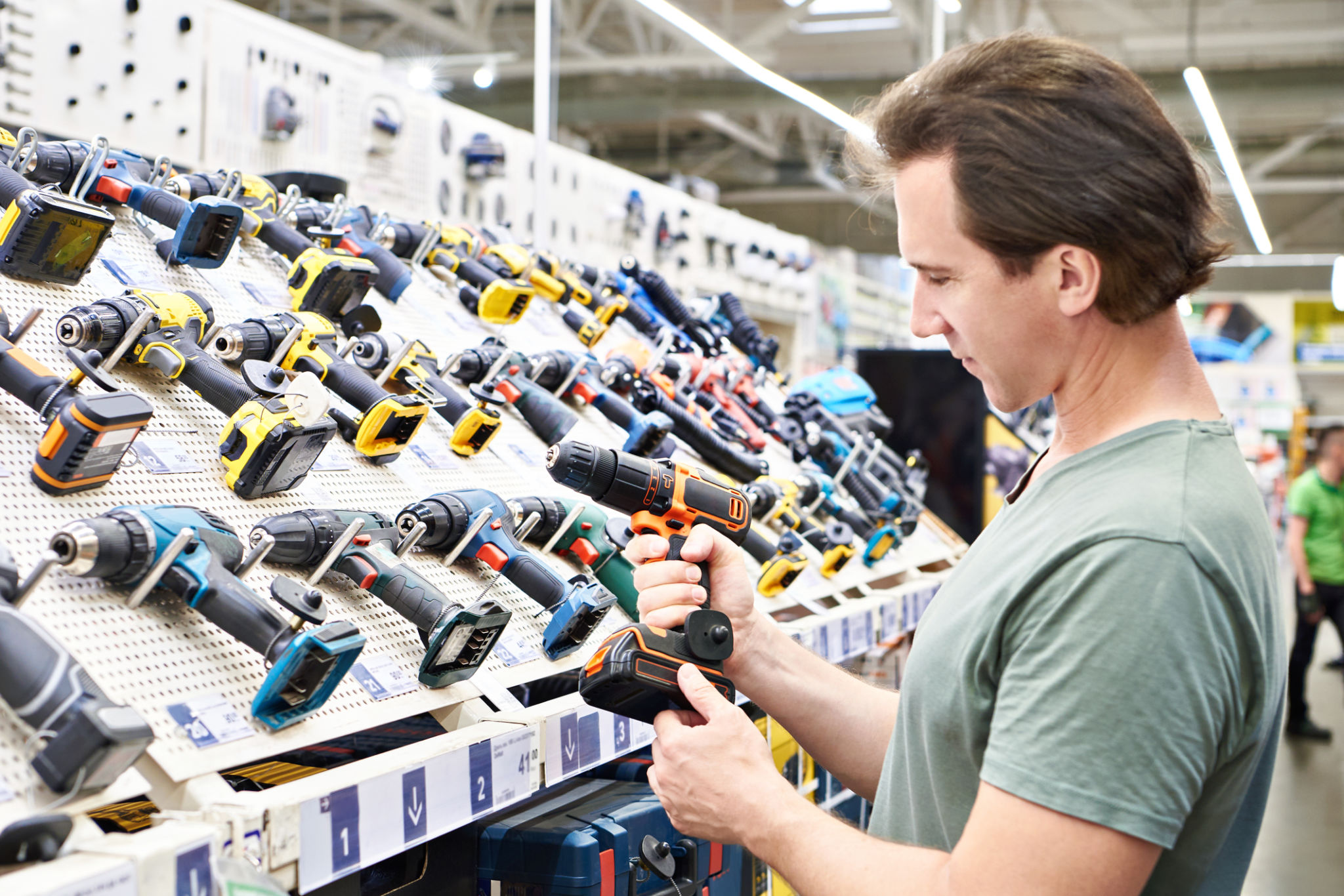 Tool Purchasing Comparison Guide: Buying New vs. Used Tools at Auction