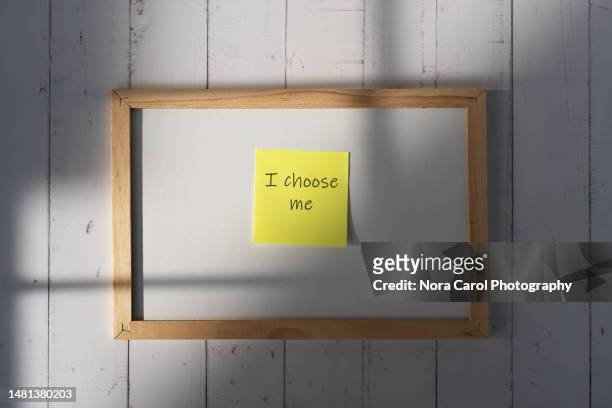 i choose me text on adhesive notes - health motivational quotes stock pictures, royalty-free photos & images