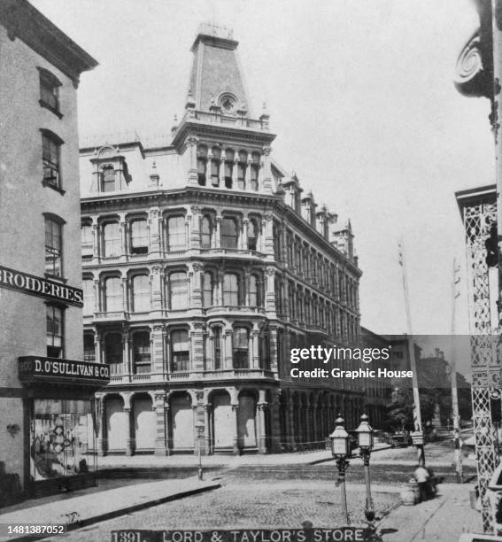 Stereoscopic image showing the Lord & Taylor department store, at 20th Street and Broadway in the borough of Manhattan in New York City, New York,...