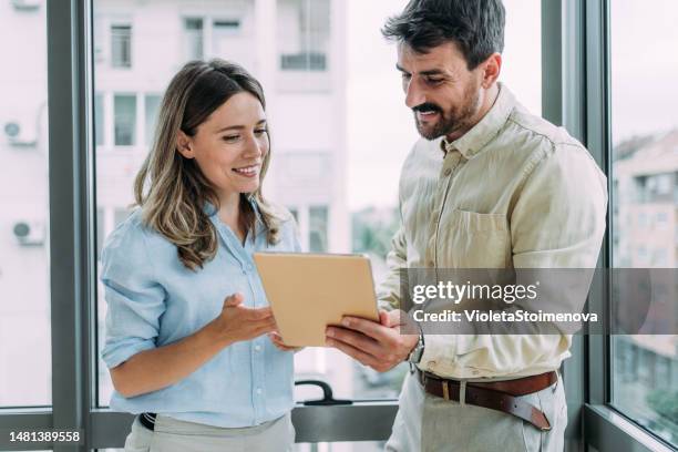 geschäftsleute im büro. - mann und frau business stock-fotos und bilder