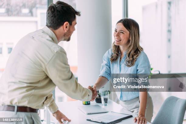 erfolgreiche partnerschaft. - willkommen stock-fotos und bilder