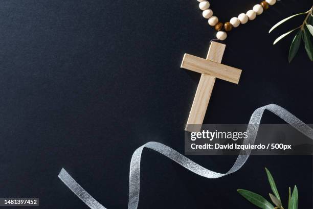 easter religious dark background with candles cross and olive branches,spain - david cruz fotografías e imágenes de stock