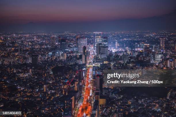 aerial view of illuminated cityscape against sky at night,tokyo,japan - alles hinter sich lassen stock-fotos und bilder