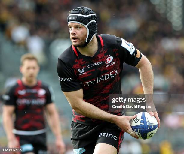 Duncan Taylor of Saracens passes the ball during the Heineken Champions Cup match between Stade Rochelais and Saracens at Stade Marcel Deflandre on...