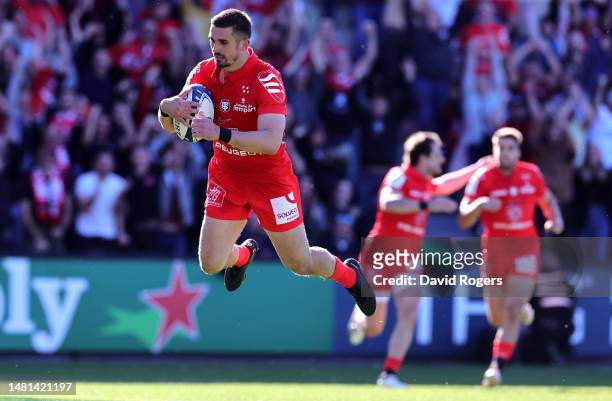 Thomas Ramos of Toulouse dives to score his second try during the Heineken Champions Cup match between Toulouse and Sharks at Stade Ernest Wallon on...