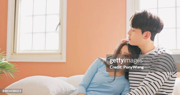 un couple a un conflit à la maison - pardon photos et images de collection