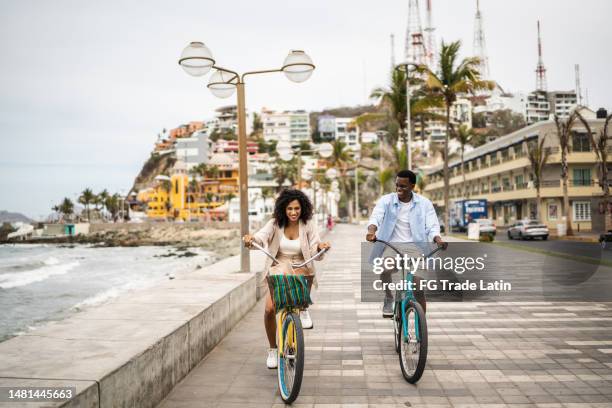 junges paar während einer radtour an der küste - mazatlan stock-fotos und bilder