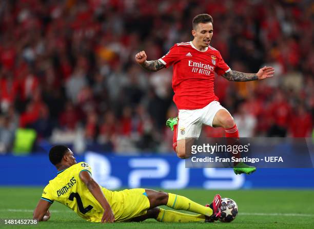 Alex Grimaldo of SL Benfica is challenged by Denzel Dumfries of FC Internazionale during the UEFA Champions League quarterfinal first leg match...