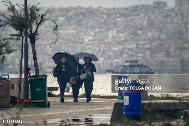 personnes âgées marchant sous la pluie - pluie diluvienne photos et images de collection