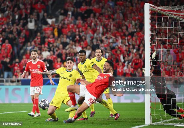 Goncalo Ramos of SL Benfica is challenged by Alessandro Bastoni of FC Internazionale during the UEFA Champions League quarterfinal first leg match...