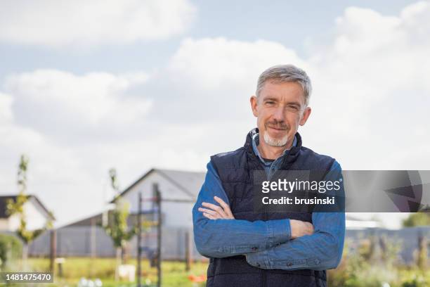 portrait en plein air d’un homme blanc heureux de 50 ans - 50 year old photos et images de collection