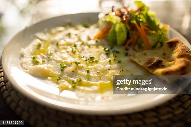 leckeres carpaccio-essen - carpaccio stock-fotos und bilder