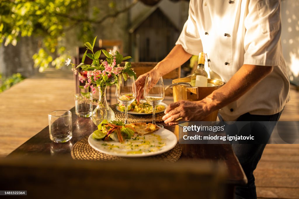 Camarero poniendo la mesa
