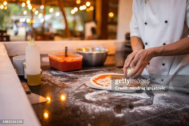 male chef making pizza - pizzeria bildbanksfoton och bilder