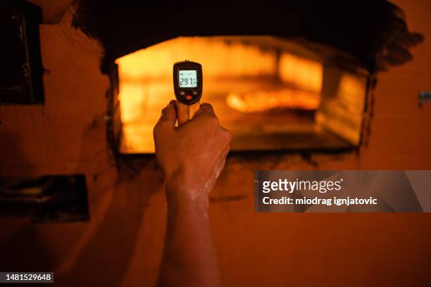 chef medindo temperatura em forno de pizza - pizzeria - fotografias e filmes do acervo