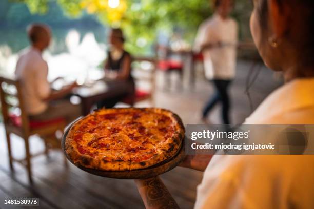 pizza para los huéspedes - camarera fotografías e imágenes de stock