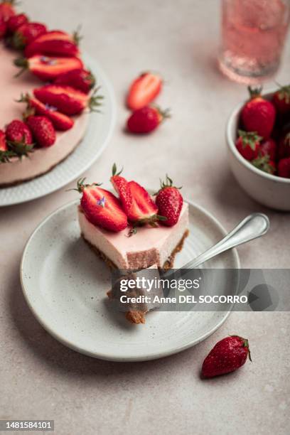 strawberry homemade cheesecake on a table - vlaai stockfoto's en -beelden