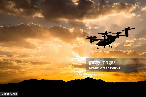 air taxi in the sky at sunset - flying cars stock-fotos und bilder