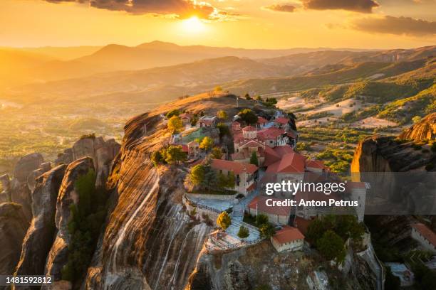 mountain landscape with monastery at meteora at sunset, greece. - meteora stockfoto's en -beelden