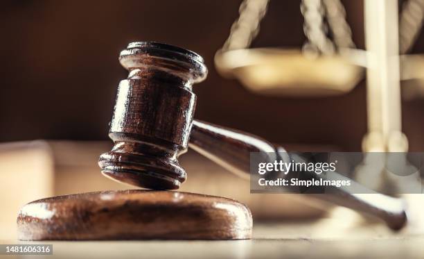 the judge's gavel and scales as a symbol of the judiciary and justice. - tribunal ストックフォトと画像