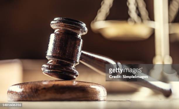 the judge's gavel and scales as a symbol of the judiciary and justice. - legal trial - fotografias e filmes do acervo