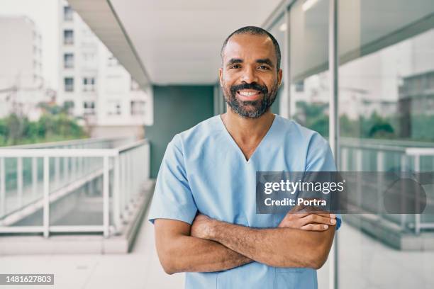 porträt einer selbstbewussten krankenschwester im krankenhaus - krankenpfleger stock-fotos und bilder