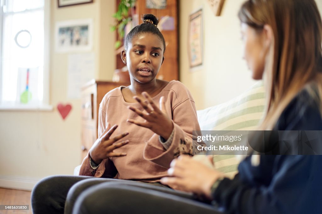 Beratung, Kinder- und Psychologengespräche, Unterstützung und Hilfe bei Problemen, psychischer Gesundheit oder Therapieberatung. Zuhören, Empathie und Therapeut Person, afrikanisches Kind und Schule oder Lebensberatung