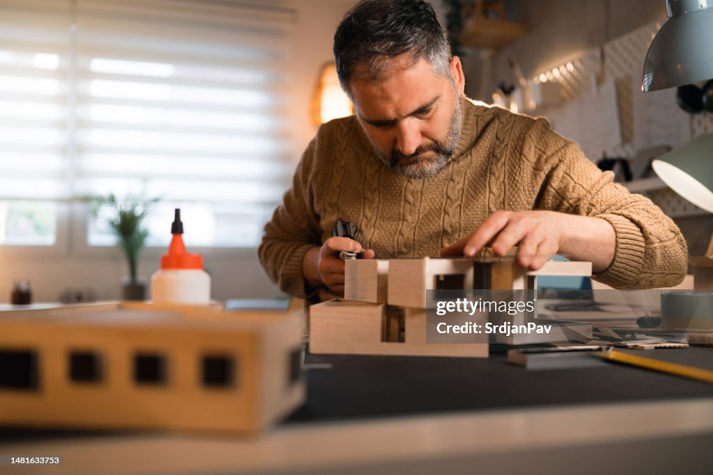 Kaukasischer Architekt macht ein Architekturmodell