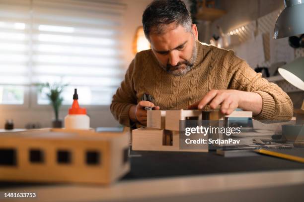 arquitecto caucásico haciendo un modelo arquitectónico - esterilla para cortar fotografías e imágenes de stock