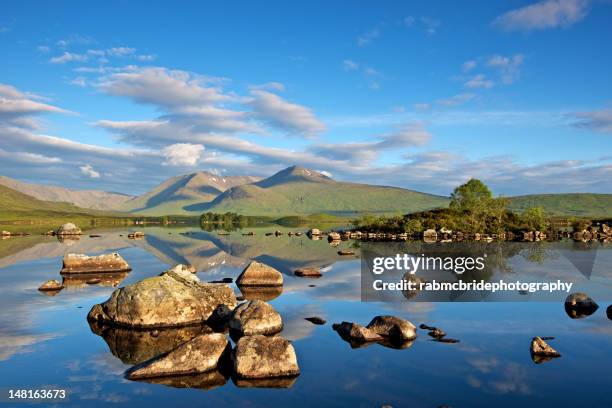 lochan na h-achlaise - glencoe schotland stockfoto's en -beelden