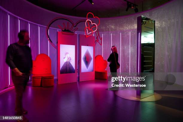 people looking at an interactive "clod hans" the clumsy guy hans who got the princess and half a kingdom - odense denmark stock pictures, royalty-free photos & images