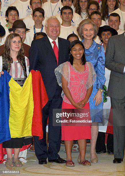 Minister Jose Manuel Garcia Margallo and Queen Sofia of Spain pose for a group picture with members of the 'Ruta Quetzal BBVA 2012' expedition at El...