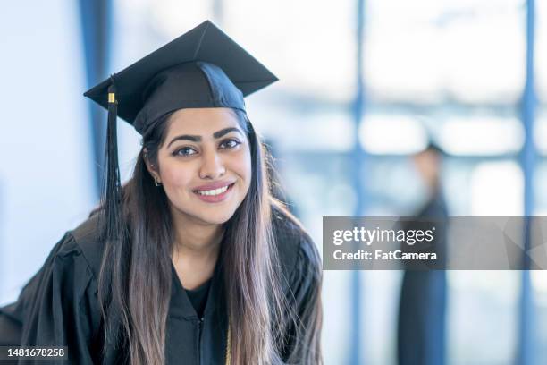 orgulho de graduação - arab women fat - fotografias e filmes do acervo