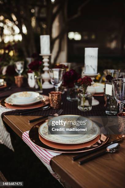 platos y velas en una cena de recepción de boda - wedding menu fotografías e imágenes de stock