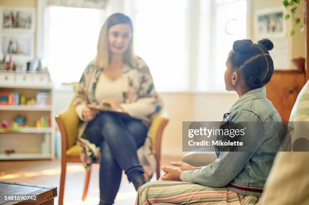 psychologin, schwarzes mädchen und beratung im büro für unterstützung, hilfe oder psychische gesundheit. psychologie, therapeutin oder kinder- oder kinderberaterin für beratung, therapie oder gespräch zur beratung in der klinik - bildtechnik stock-fotos und bilder