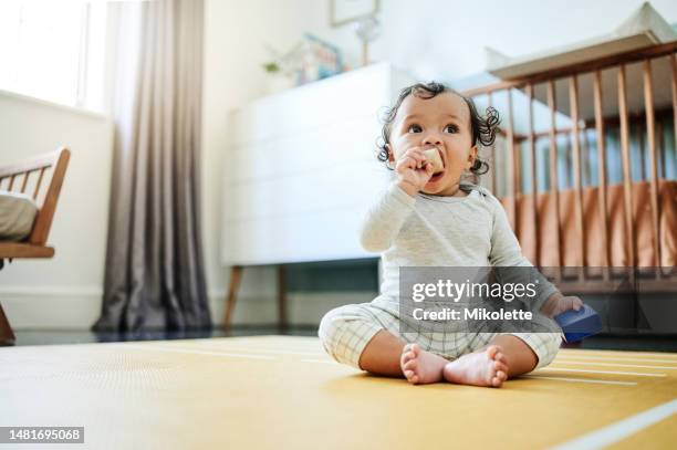 kinderentwicklung, spielzeug und ein baby, das zu hause in seinem schlafzimmer auf dem boden sitzt, während es spielt oder neugierig aussieht. kinder, lernen und wachsen mit einem entzückenden kleinen mädchen in einem haus zum spielen - auf dem boden sitzen stock-fotos und bilder