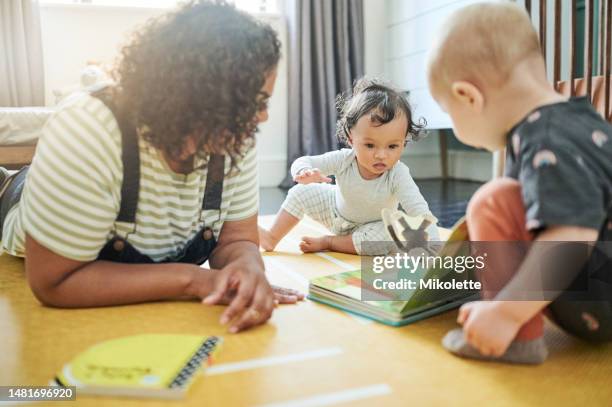 babysitter, babys und lernen mit buch zu hause, geschichtenerzählen und bildung im haus. entwicklung, betreuung und nanny-lesen mit kindern, kindern oder kleinkindern während der bindung und des gemeinsamen spaßes. - modern baby nursery stock-fotos und bilder