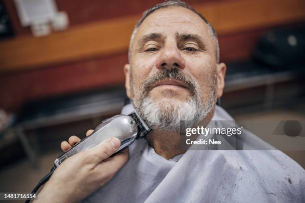 haircut, elderly man at the hairdresser - electric razor stock pictures, royalty-free photos & images