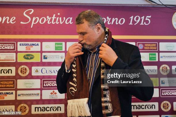 Livorno football club new owner and President Joel Esciua kisses Unione Sportiva Livorno scarf during the unveiling press conference at Stadio...