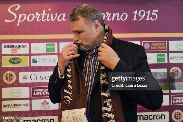 Livorno football club new owner and President Joel Esciua kisses Unione Sportiva Livorno scarf during the unveiling press conference at Stadio...