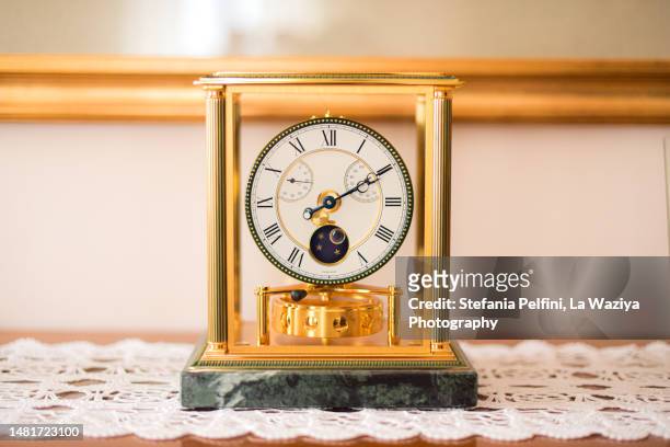 table clock - símbolo de status imagens e fotografias de stock