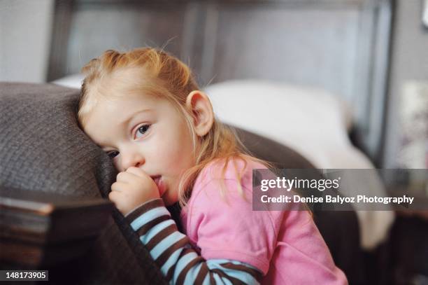 girl sucking her hand - chuparse el pulgar fotografías e imágenes de stock